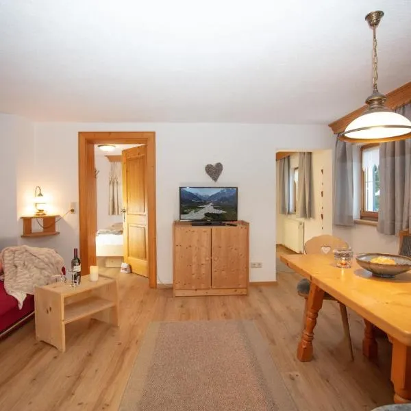 Ferienwohnungen Wolf, hotel v destinaci Holzgau