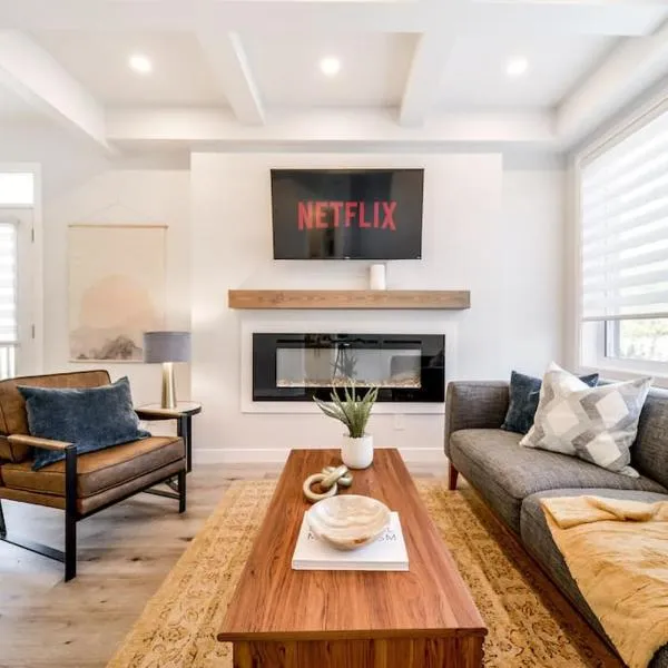 Modern Nordic Escape, 3BR Near WEM & DT, AirCon & Fireplace, Wifi, Sleeps 6!, Hotel in Edmonton