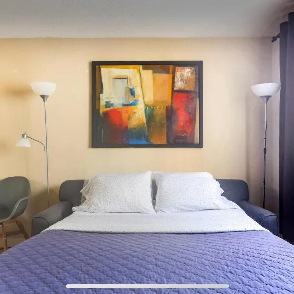 Downtown River Valley Entire Condominium Accommodation Central Edmonton Non Smoking, hotel in Edmonton