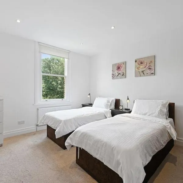 Ealing Broadway - Lovely 2-bedroom flat with offstreet parking, hotel em Ealing