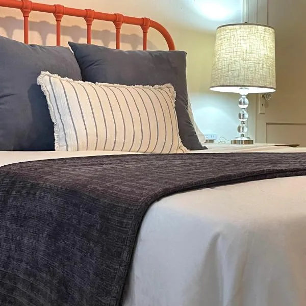 Historic Revival Midtown Memphis Duplex 64 Yes Pets Fast Wifi Free Parking, hotel en Memphis