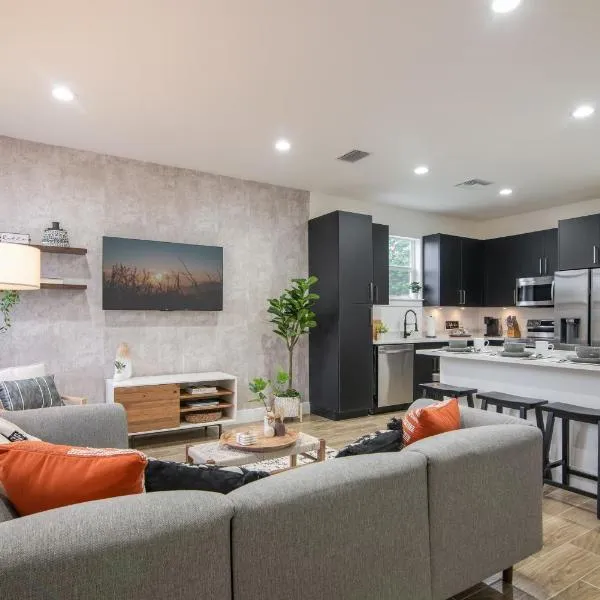 Private Cottage - KING Beds, Brand New, Near Beach, Golfing, Shopping & Restaurants, hotel v destinaci Lake Worth