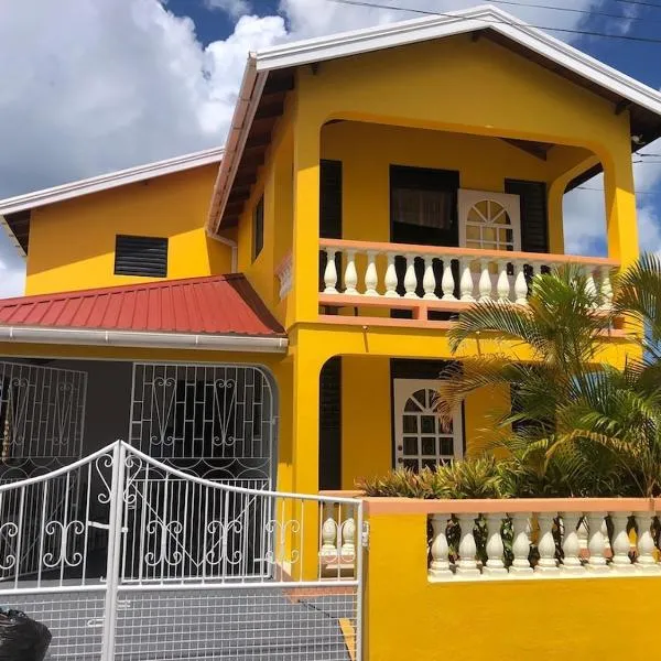 DonaMae 2 story Barbados House、ブリッジタウンのホテル