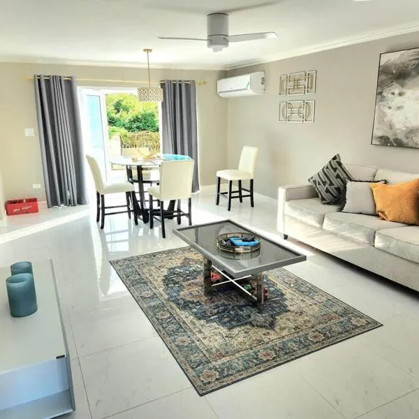 Modern Luxury 2-bedroom 2.5-bathroom townhouse, hotel v Negrilu