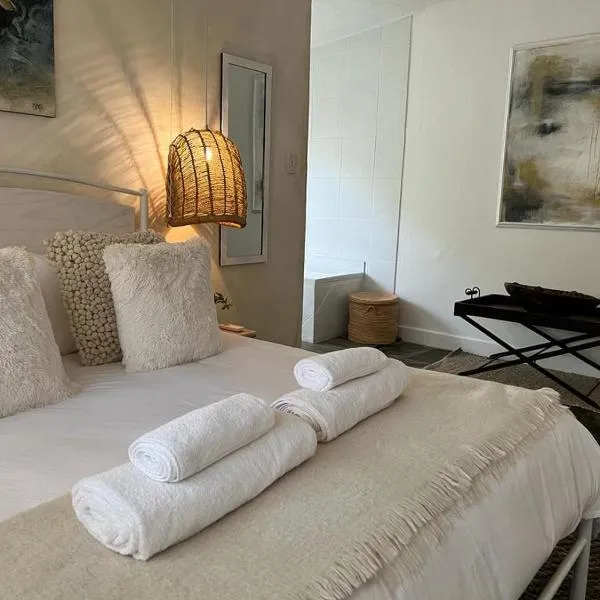 ENCHANTING SELF-CATERING VILLA with QUEEN BED AT BOKMAKIERIE VILLAS, hotel v destinaci Windhoek