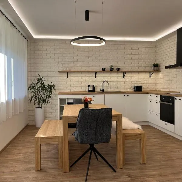 Prázdninový dům Na Rajčurně, hotel ve Velkých Bílovicích