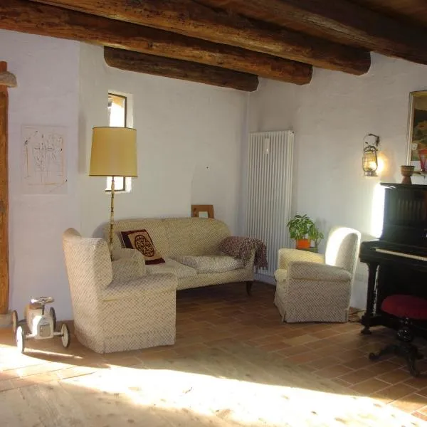 La Casa Altrui- Camere e Zona relax con Giardino, hotel v destinaci Coredo