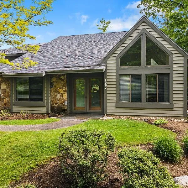 Charming Getaway l recently renovated l Hidden Valley l 4BR+3Bath l Hot Tub, hotel v destinaci Somerset