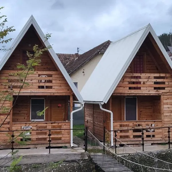 Kamp Bungalovi Sase drvena kuca, hotel en Pelja