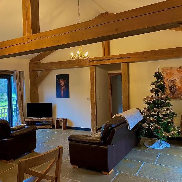 Trelaske Mill Cider Barn-with Hot Tub, Fire Pit BBQ, hotel in Lewannick