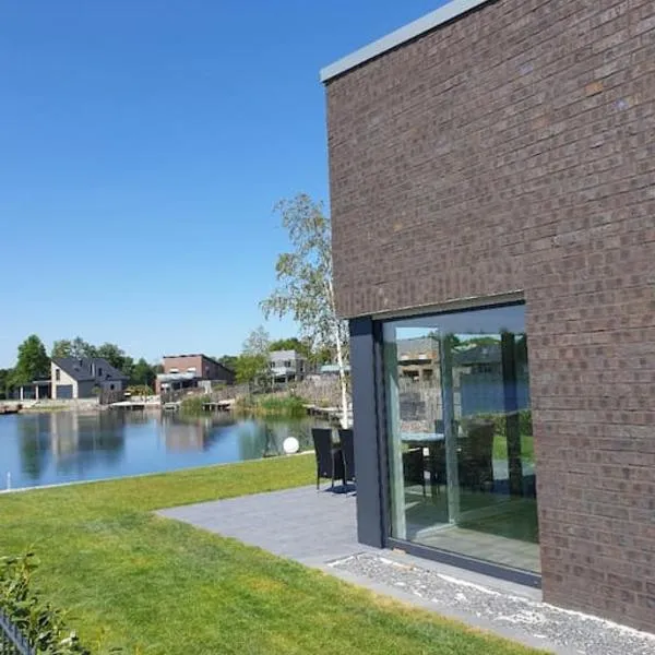 Ferienhaus mit privatem Seezugang, Sauna, Strand, Wassersport, Ruderboot, Stand Upp, hotel in Barßel