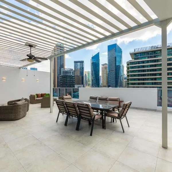 Maison Privee - Stunning 3-Floor Villa with Kids Room & Rooftop Terrace over Dubai Marina, hotel in Dubai