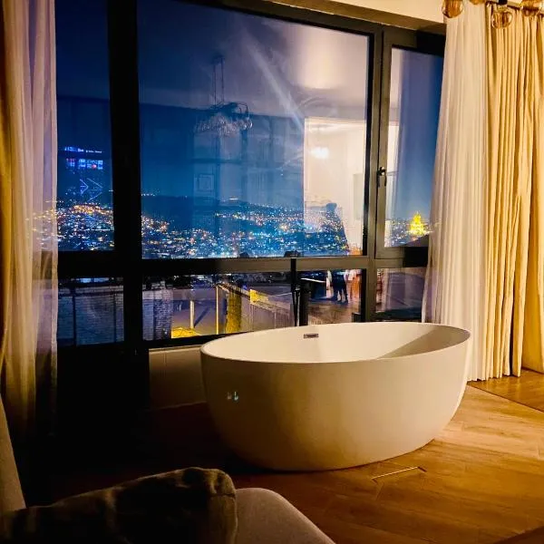 LUXURY APARTMENT IN OLD TBILISI WITH TERRACe, hotel en Tiflis