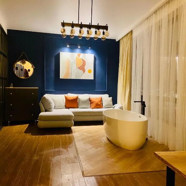 LUXURY APARTMENT IN OLD TBILISI WITH TERRACe, hótel í Tbilisi City