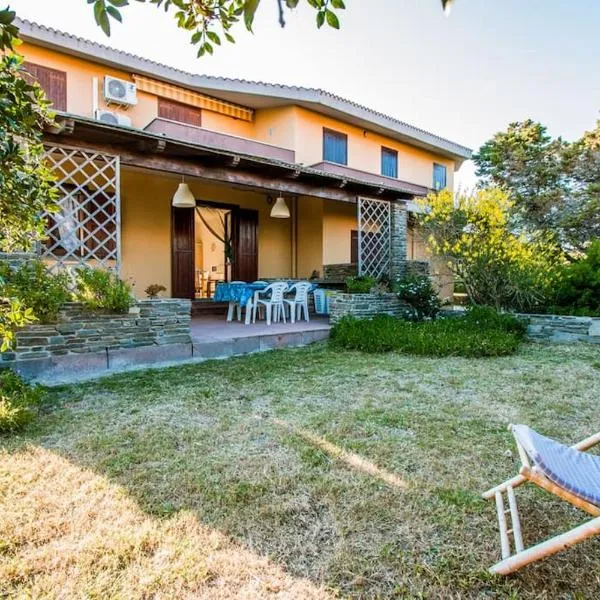 L' Elicriso, a pochi passi dal mare con giardino privato - The Elicriso, a few meters from the sea, with private garden, hotel v destinaci Stintino