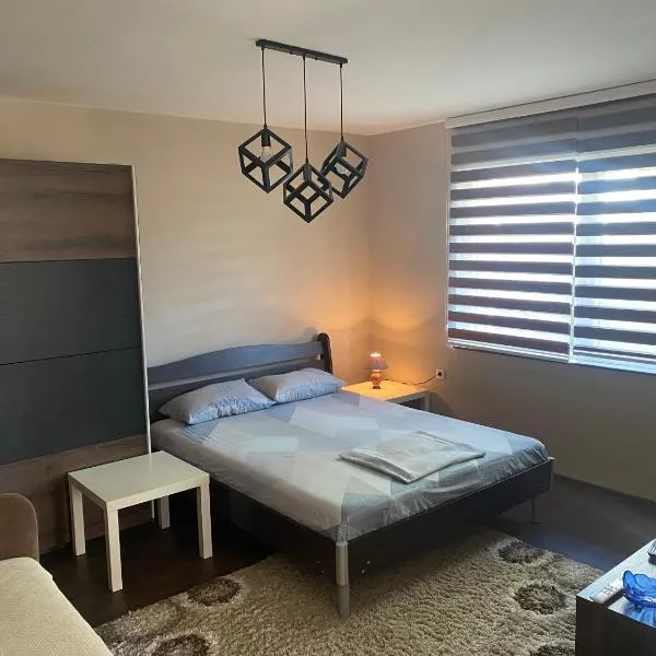 Arni apartments، فندق في Prosek