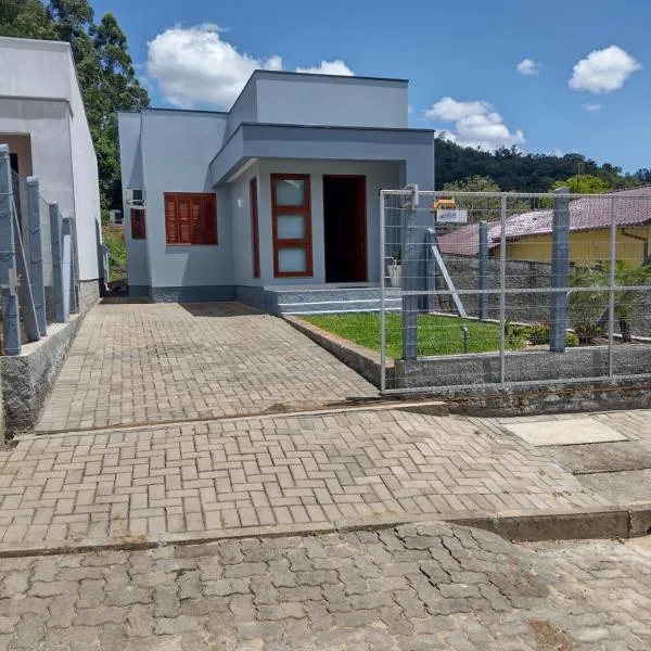 Grey House, próximo a Gramado e ao Templo Budista, hotel v destinaci Três Coroas
