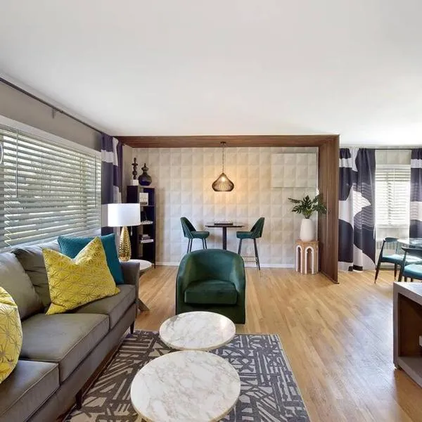 The Creative Experience 3 bedroom Residential Home, hotel v destinaci West Hempstead