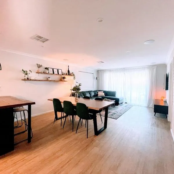 Luxe Family Retreat! Pool, Sauna, Playground, Netflix, Disney Plus, hotel v destinaci Geraldton