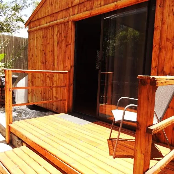 ZUCH Accommodation at Pafuri Self Catering - Guest Cabin、Watervalのホテル