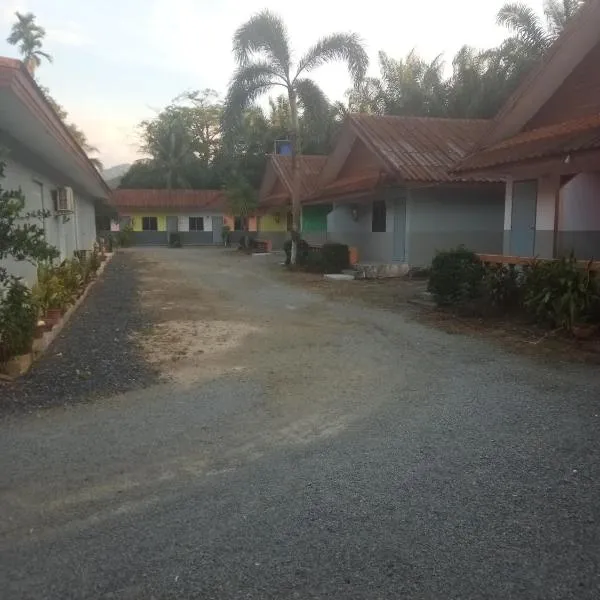 Baan Khunta Resort, hotel di Ko Phra Thong