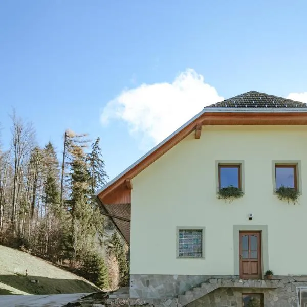 Apartments Čenda, hotel di Cerkno