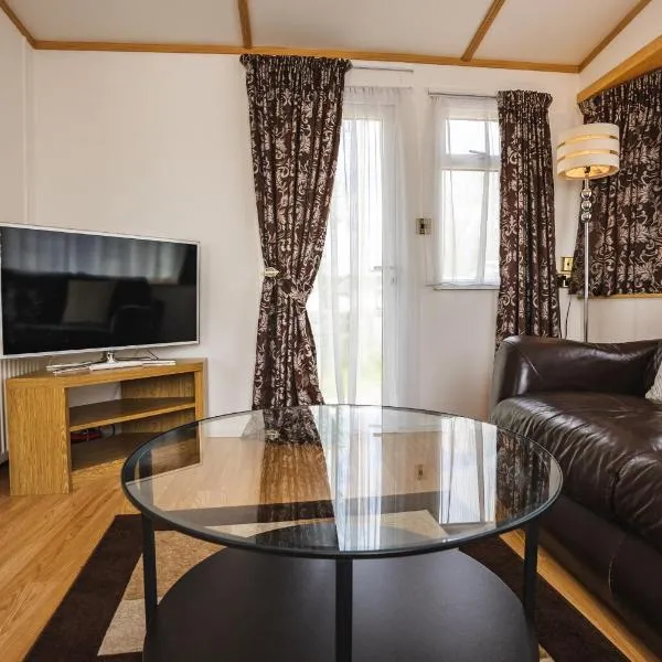 Lochlands 2br family caravan - pets-play park, hôtel à Forfar