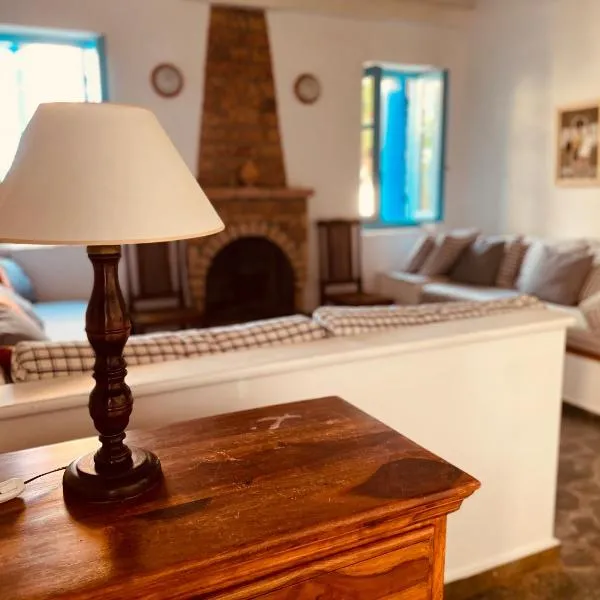 Peloponnese Hideout - Traditional stone house, hotel v destinaci Akrata