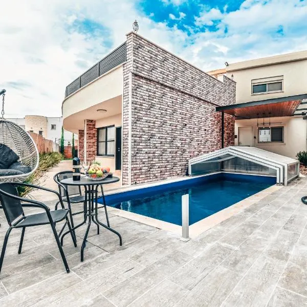 Anil's house - מתחם צימרים עם בריכה מקורה ומחוממת Zimmer with heated swimming pool, hotel in Dāliyat el Karmil