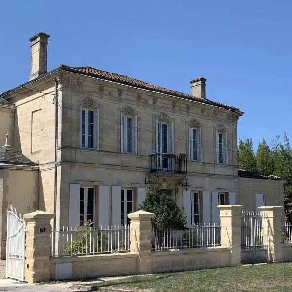 Suite privative Abella - Aile de maison bourgeoise: Ambarès-et-Lagrave şehrinde bir otel