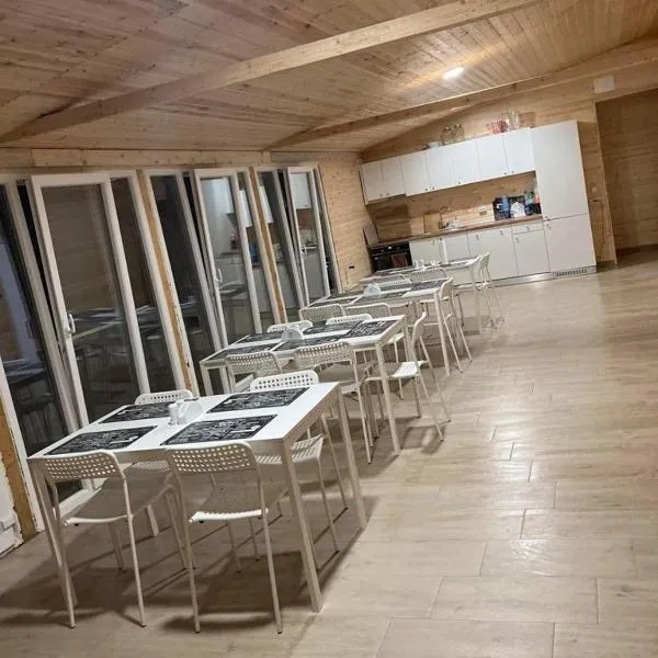 COMPLEX TURISTIC Gradina de corzi si Aventura Eselnita, hotel v destinaci Eşelniţa