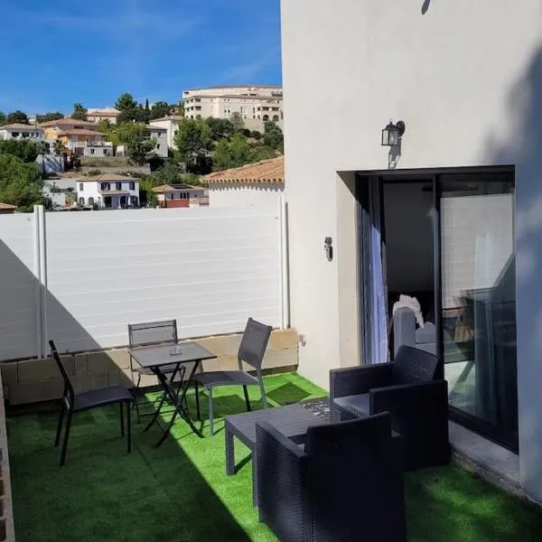logement indépendant avec terrasse "Les Mésanges" – hotel w mieście Juvignac