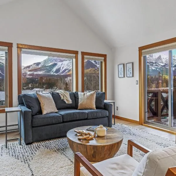 UPDATED Attractive Downtown Condo! Sleeps 10, Hot Tub, Mountain Views managed by Little Sister Getaways, hotel v destinaci Canmore