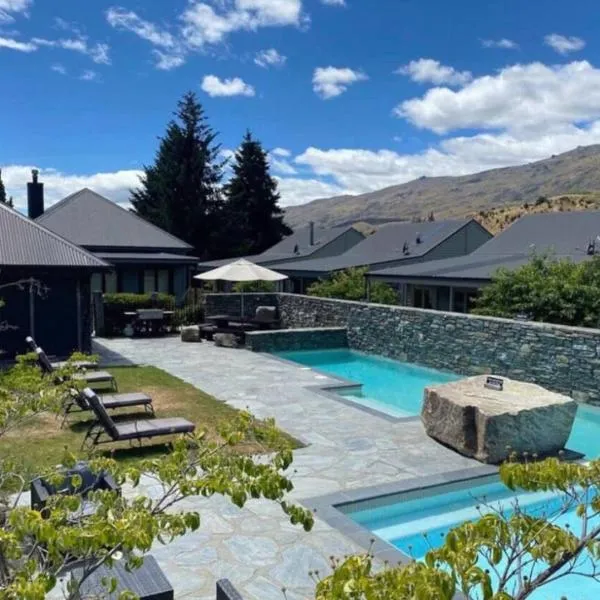 Cardrona Mountain Chalet with Pool and Jacuzzi, hotel di Cardrona