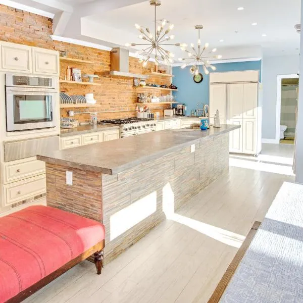 Spacious Oasis - Parking, Private Patio & Roofdeck