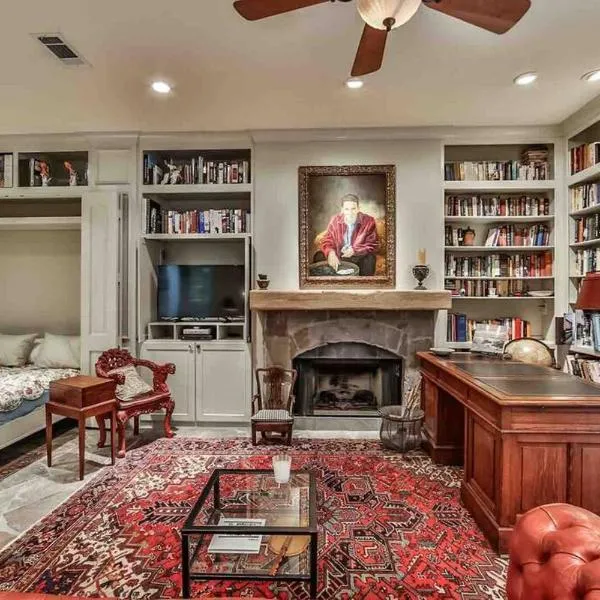 Artist's Library with a Private Swimming Pool, hotel in Houston
