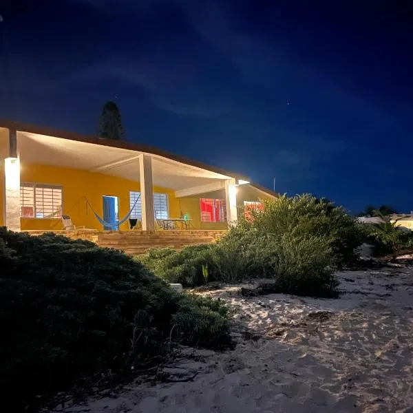La Casa Amarilla Frente al Mar, hotel in Chelem