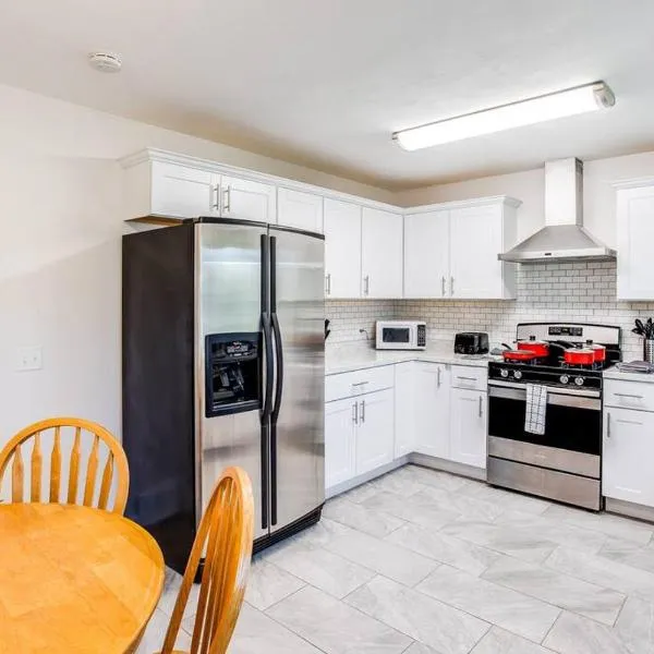 Modern & Quiet Suburban Ranch Mins to Dtwn/Stores, hotel v destinaci East Rochester