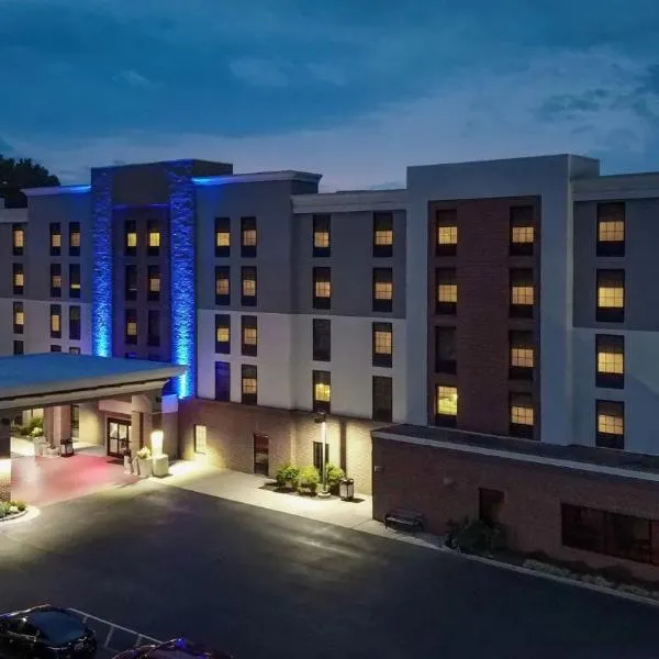Holiday Inn Express & Suites Newport News, an IHG Hotel, hotel di Red Hill Village