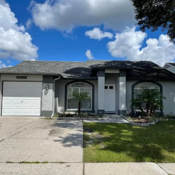 Cozy 3 bedroom home close to everything in Tampa!, hotel v destinaci Tampa