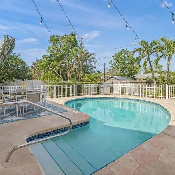 House w/ heated pool in Naples 5 min to beach, hotel in Naples