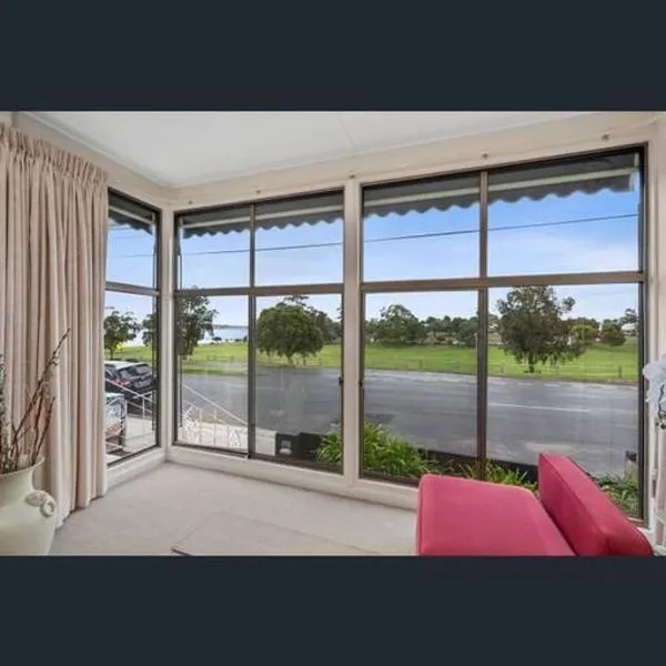 Beach view Rippleside Cottage, מלון בGeelong West