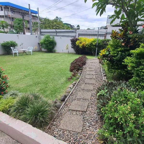 Cosy 2 bedroom unit with pool,Wifi, hotel in Suva