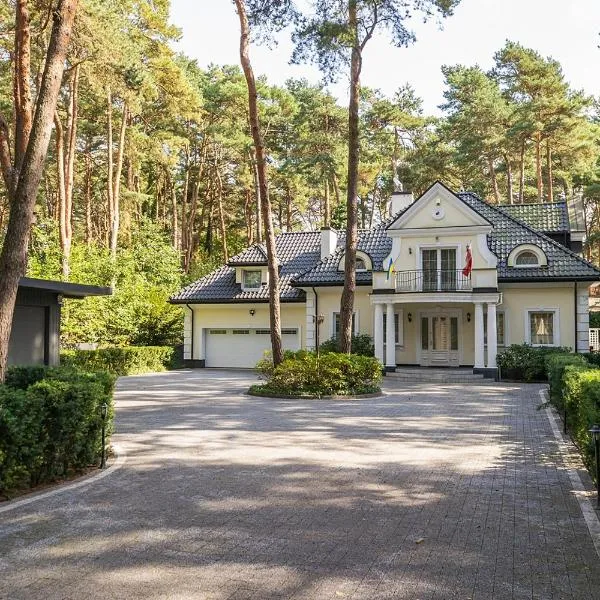 Comfortable 4 bedroom villa outdoor wood-fired sauna Warsaw, hotel v destinaci Magdalenka