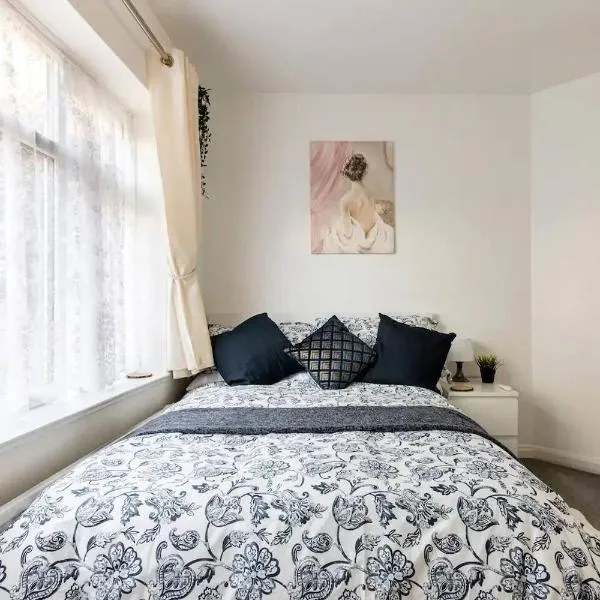 MOYDOM Cosy Apt sleeps 4 with self breakfast & carpark, hotel in Redbridge