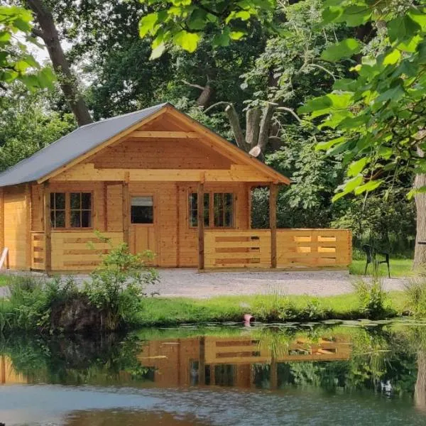 The Willow Cabin - Wild Escapes Wrenbury off grid glamping - ages 12 and over, hotel em Audlem