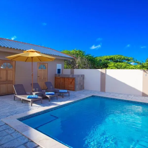 Lovely Caribbean family villa with private pool, hotel v destinaci Willemstad