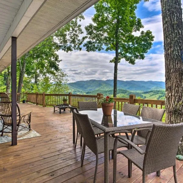 Cozy North Carolina Abode - Deck, Grill and Fire Pit, hotel i Burnsville