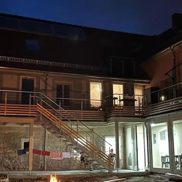 Wohnen im Dreiseitenhof mit Galerieschlafzimmer, hotel v destinaci Neudietendorf