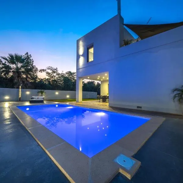 La Maison Du Soleil Luxury Villa by 8essentially, hotel v destinaci Varípetron